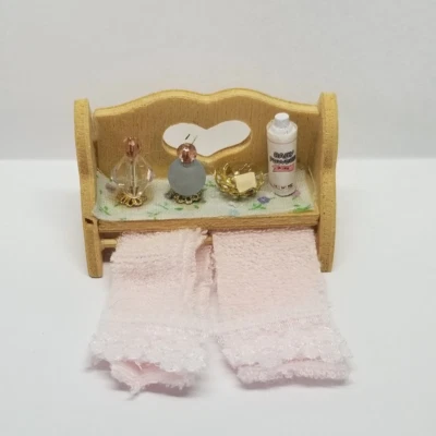 Toallero de pared de madera en miniatura para casa de muñecas con toallas y artículos de tocador 1:12 Foto 1 de 4