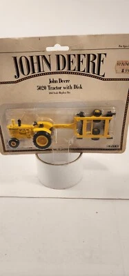 John Deere, juego de 2. Tractor 5020 con disco; camioneta Chevy 1950 concesionario Foto 1 de 4