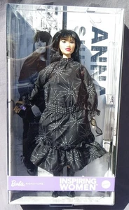 Barbie ANNA SUI Inspiring Women fashion designer 2025 Mattel JBJ26 NRFB Shipper - Imagen 1 de 5