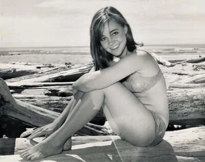 Sally Field posiert im Bikini 8x10 Bild Celebrity Print - Bild 1 von 1
