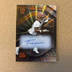 2025 Panini Black Football Tahj Brooks RC Orange Auto 16/25 #159 Bengals - Bild 1 von 2