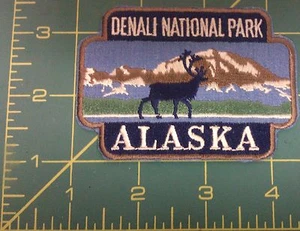 Parche bordado de Alaska - Diseño del Parque Nacional Denali - Caribú por montaña - Imagen 1 de 2