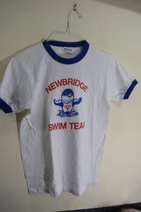 T-shirt vintage Newbridge Swim Team Buff Dolphin punto singolo a fascia UOMO M - Foto 1 di 10