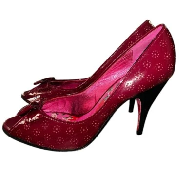 Betsy Johnson 栗色葡萄酒红色专利浮雕偷窥毛巾高跟鞋带蝴蝶结 8 码 — 第 1/4 张图片