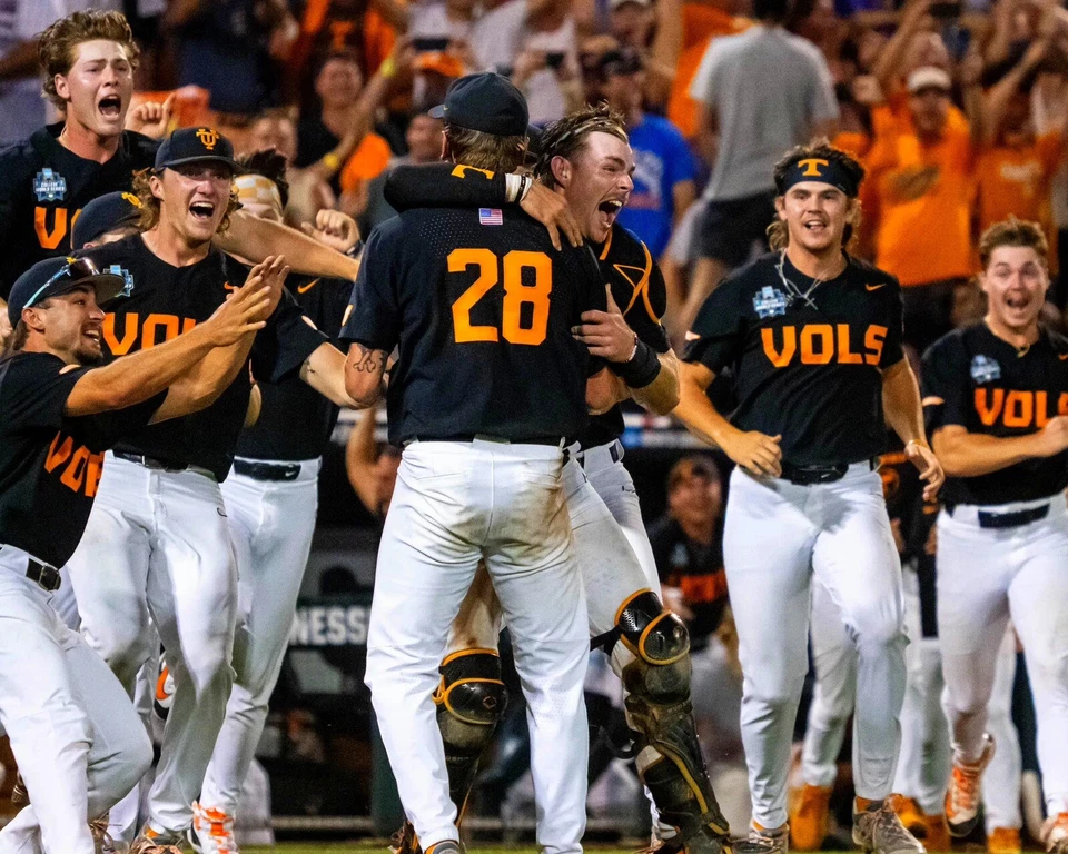 Foto 8x10 TENNESSEE VOLUNTARIOS 2024 NCAA Campeones de la Serie Mundial de Béisbol Foto 1 de 1