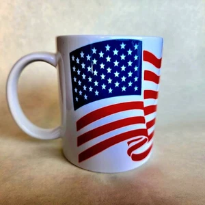 Tazza da caffè in ceramica con bandiera rigida senza fustellatura artigianale Coffee Quips. - Foto 1 di 8