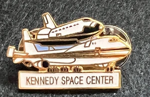INSIGNIA PIN KENNEDY CENTRO ESPACIAL TRANSBORDADOR ESPACIAL PIGGYBACK BOEING 747 - Imagen 1 de 3