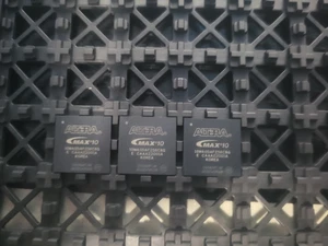 Lotto di 3 chip IC 10M40DAF256C8G - Foto 1 di 1