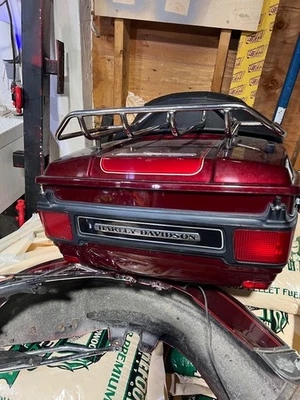 Harley-Davidson Tour Pak rojo carmesí 1997-2008 fabricante de equipos originales con respaldo y montaje Foto 1 de 4