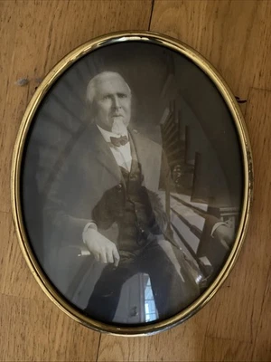 Quadro oval antigo AMERICAN CONVEX vidro bolha retrato de cavanhaque velho - Imagem 1 de 4