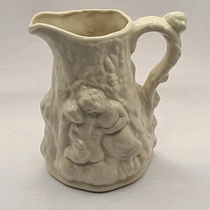 Krug "Babes in the Woods" Parian in creme geprägtem Porzellan. Antik 19.... - Bild 1 von 7