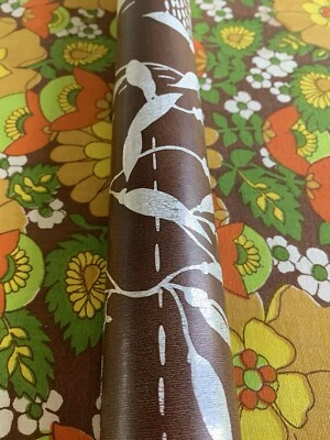 Papel pintado doble rollo vintage años 70 marrón con patrón floral plateado metálico Foto 1 de 4