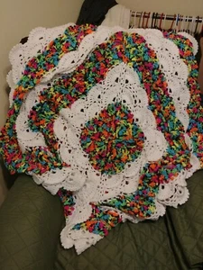 Ganchillo a mano blanco con varios colores. Festoneado, tamaño es 52" x 52", #1186 - Imagen 1 de 5