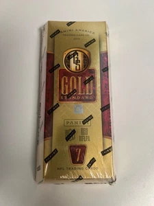 Caja de pasatiempos de fútbol Panini Gold Standard 2018 - Imagen 1 de 2