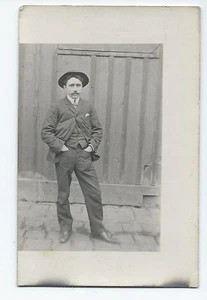 BP156 Fotokarte Vintage Card RPPC Mann Hut Hand in Taschen - Bild 1 von 1