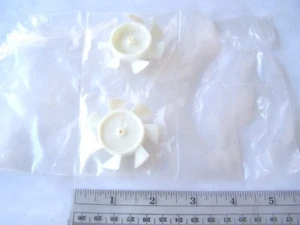 Weiße Kunststoff Propeller 1 7/8" oder 48 mm. in dia. 1/16" Durchmesser schaftloch konvolut 2 - Bild 1 von 2