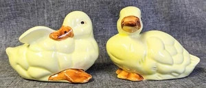Set Of 2 Vintage Ceramic Yellow Duck Duckling Figurines 4" - Picture 1 of 9