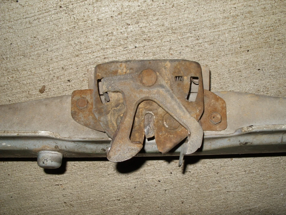 Pestillo capó Suzuki Sidekick Geo Tracker 1989-1995 Foto 1 de 1