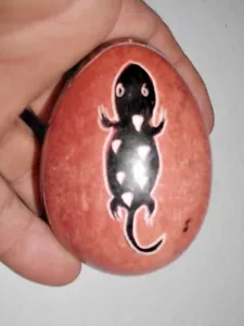 PIEDRA TALLADA EN FORMA DE HUEVO AFRICANA CON LAGARTO - Imagen 1 de 5