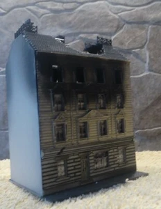 Pola    Modell D   (Spur N)  brennendes Stadthaus  - fertig gebaut - Bild 1 von 6