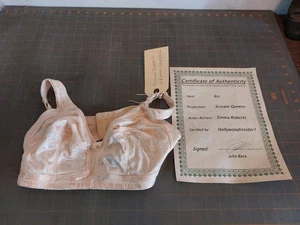Emma Roberts Scream Queens Kleiderschrank BH mit COA Pink A - Bild 1 von 6