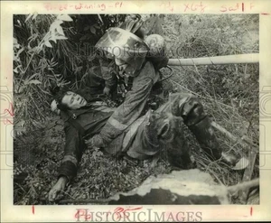 Foto stampa 1976 pompiere assiste un altro mentre combatte l'incendio a Houston - Foto 1 di 2