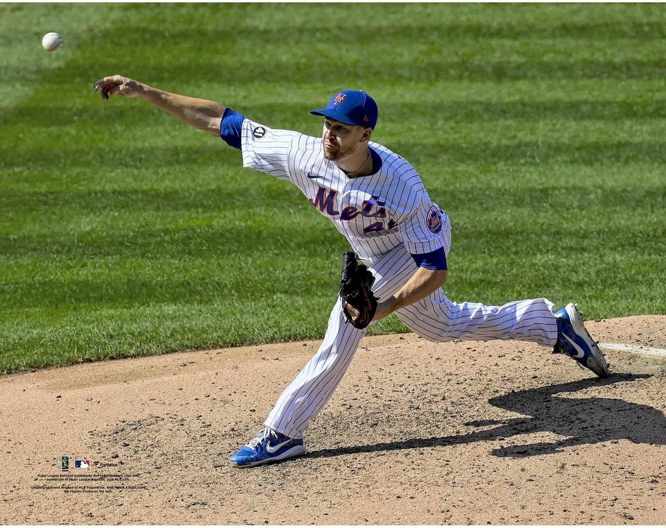 Jacob deGrom New York Mets Unsigned Pitching vs Phillies Photo - Image 1 of 1