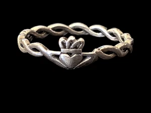 Anello in argento sterling 925 con corda Claddagh attorcigliata misura 6,75 - Foto 1 di 8