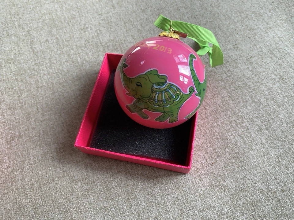 Lilly Pulitzer 2013 adorno de vidrio rosa loopy elefantes verdes con caja RARO Foto 1 de 4