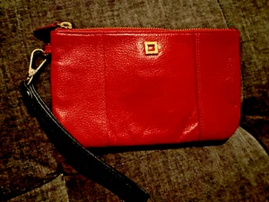 Cartera Muñequera de Cuero Lodis Roja con Dos Bolsillos y Correa Negra Extraíble - Imagen 1 de 2