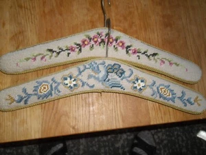 2 Gobelin-Kleiderbügel, handgestickt (je 43 cm lang) - Bild 1 von 2