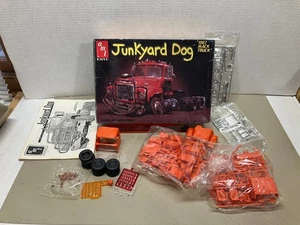 VINTAGE ORIGINAL AUSGABE AMT 1/25 SCALE MACK JUNKYARD DOG MODEL KIT SEALED INSIDE - Bild 1 von 12