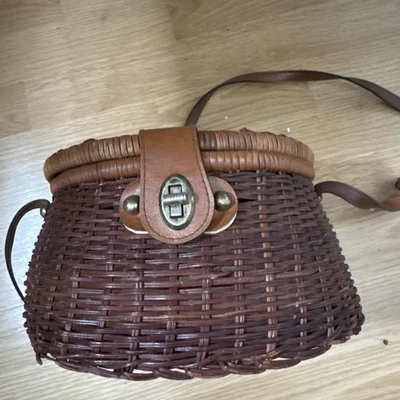 Cesta de mimbre creel de pesca vintage con correa de cuero ajustable, perillas de latón Foto 1 de 4