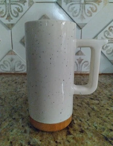 Taza de viaje de cerámica Ello Aspen con base de madera L 16 oz blanco moteado. Sin tapa usado en excelente estado  - Imagen 1 de 2