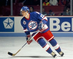 Teemu Selanne Skating Winnipeg Jets 8x10 Vintage NHL Photo - Bild 1 von 1