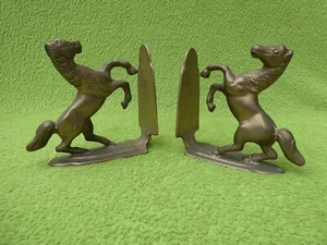 Alte MESSING Buchstützen mit Pferde Metall Paar Figuren Skulptur Hengst - Bild 1 von 20