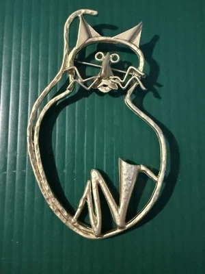 Broche de gato estilo modernista de 3,5” prendedor de arte de metal abstracto tono latón Foto 1 de 4