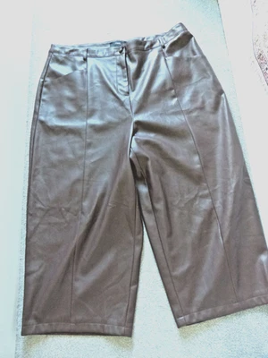 Next Pantalón corto imitación cuero, marrón, talla 20R Foto 1 de 4
