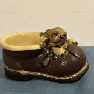 Harz Bulldogge Welpe auf einem Stiefel von Cornerstone Creations 5”x2.5” - Bild 1 von 5