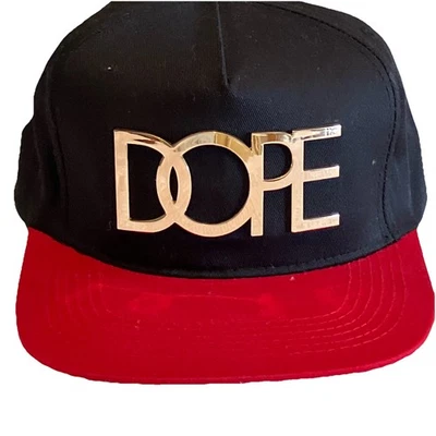 Sombrero rojo negro Snapback letras doradas DOPE Foto 1 de 4