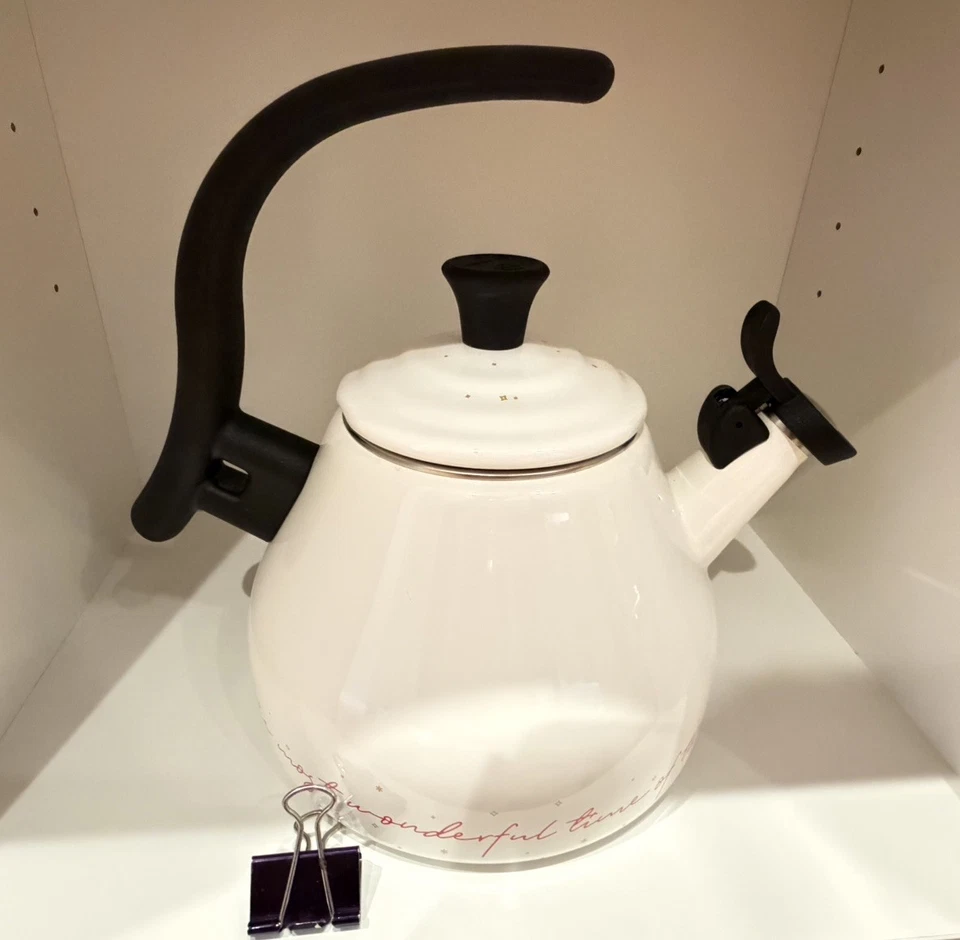 Le Creuset 1,6 qt Crisenth Christmas Kettle NUEVO EN CAJA escritura roja y calcomanía de estrellas doradas Foto 1 de 3