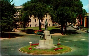 Lynn, MA Soldiers' Monument Library and Common Postcard Chrome - Picture 1 of 2