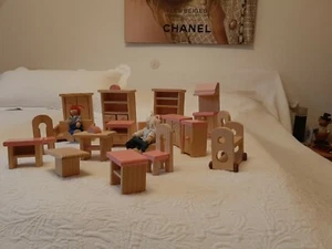 Kinder Puppenhaus Möbel aus Holz Puppen Schränke, Kommode mit Schubladen, Sessel - Bild 1 von 9