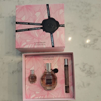 Flowerbomb EDP de Viktor & Rolf Juego de 3 Piezas GIft INCLUYE 50 ml, 10 ml y 7 ml NUEVO Foto 1 de 3