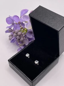 Aretes clásicos de diamantes creados de corte redondo Forever Yours / Viene en una caja - Imagen 1 de 10