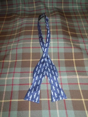 Pajarita hecha a mano con motivo de pez azul oscuro con cuello verde, EE. UU., 100 % seda Foto 1 de 4