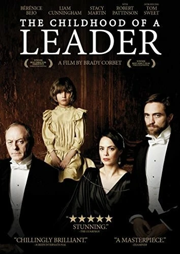 The Childhood of a Leader Robert Pattinson, Stacy Martin, Liam Cunningham dvd U Foto 1 de 1
