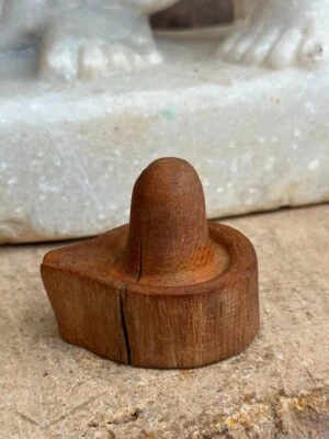 Antigua escultura de madera hecha a mano del dios hindú Shiva Linga Foto 1 de 4