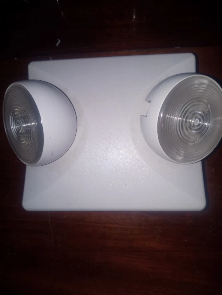 Egress /Emergency Light, A/C Battery Back Up, 90 Min Led, Wall Mount 120-277V - Image 1 of 2