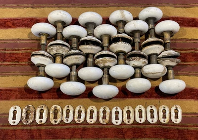 Perilla de puerta de porcelana blanca roseta escudo con collares de latón Foto 1 de 3